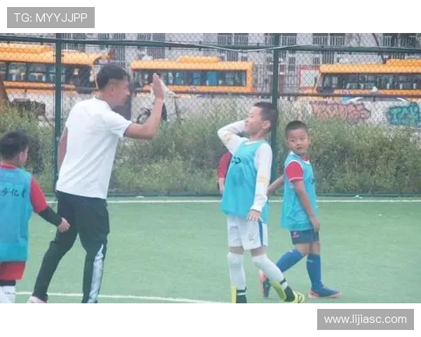 追逐足球明星的梦想是否真的能实现成功之路的探索与思考