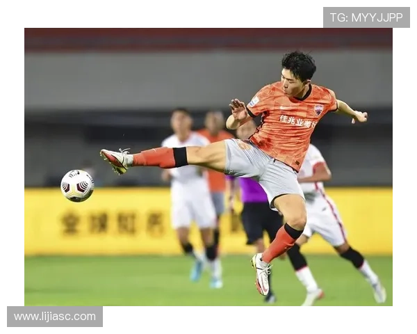 上海足球队逆袭之路揭秘：从低谷到大满贯的辉煌历程与奋斗精神