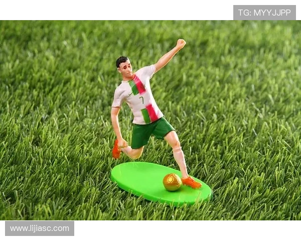 足球明星小版手办带你领略球场魅力与收藏乐趣的完美结合