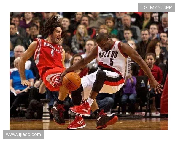 11号足球明星假摔事件引发热议球迷对体育精神的反思与讨论 11号足球明星假摔事件引发热议球迷对体育精神的反思与讨论